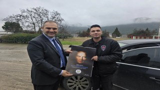 Başkan Dilsiz, vatandaşlara hediye dağıttı