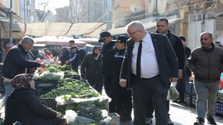 Başkan Ertaş Çarşamba Pazarında esnafı ziyaret etti