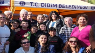 Başkan Gençay, vatandaşları dinliyor