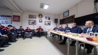 Başkan Tugay 2025i nöbetteki itfaiyecilerle karşıladı