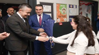 Başkan Vekili Aksoy öğrencilerin karne heyecanına ortak oldu