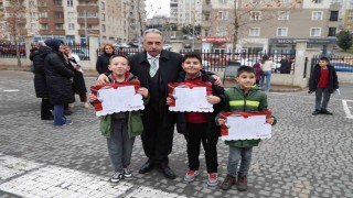 Başkan Yalçın öğrencilerin karne sevincinde