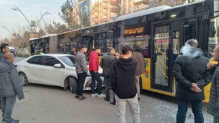 Batmanda belediye halk otobüsü ile otomobil çarpıştı