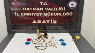 Batmanda evden çok sayıda altın çalan kadın yakalandı