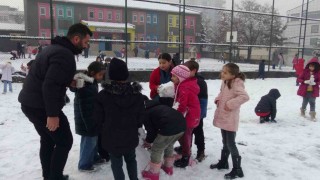 Batmanda kar yağışıyla birlikte çocuklar gönüllerince eğlendi