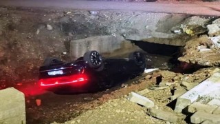 Batmanda otomobil su kanalına uçtu: 1 yaralı