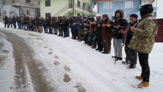 Bayburtta 32 yıl önce çığ felaketinde hayatını kaybedenler kar yağışı altında dualarla anıldı