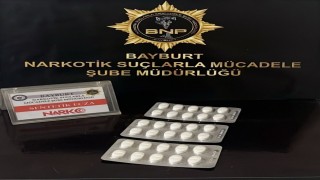 Bayburtta arama yapılan bir şüphelinin üzerinden 30 sentetik ecza maddesi çıktı