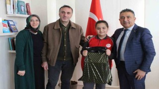 Bayburtta düzenlenen İstiklal Marşını güzel okuma yarışmasında dereceye giren öğrenciler ödüllendirildi