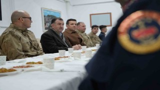 Bayburtta yeni yıla görevi başında giren güvenlik güçleri ve sağlık çalışanları unutulmadı