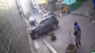 Beşiktaşta aynı yerde 4. kaza: Yokuş aşağı gelen lüks cipin yaptığı kaza güvenlik kamerasında
