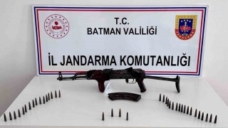 Beşiride bir evde yapılan aramada uzun namlulu kaçak silah ele geçirildi