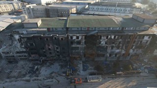 Beylikdüzünde günlerce yanan fabrikada yıkım çalışması başladı
