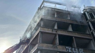 Beyoğlunda 6 katlı metruk binada yangın paniği