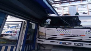 Beyoğlunda freni tutmadığı iddia edilen kamyonet markete çarptı: O anlar kamerada