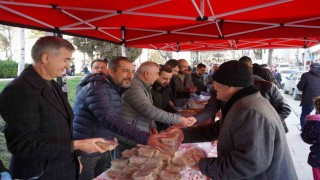 Bilecik Belediyesi kandilde vatandaşlara helva ikram etti