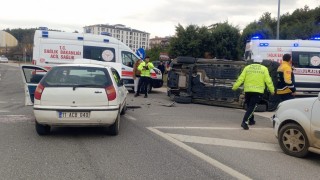 Bilecikte yan devrilen otomobilin sürücüsü yaralandı