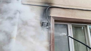 Bina girişindeki elektrik panosunda çıkan yangın korkuttu
