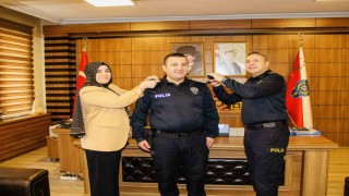 Bir üst rütbeye geçti apoletini eşi taktı