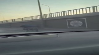 Bisikletin üstünde yatarak trafiği tehlikeye soktu
