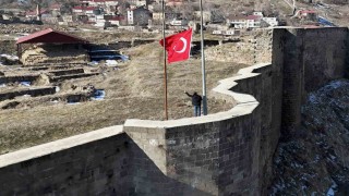 Bitlis Kalesinde bayrak yarıya indirildi
