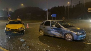 Boluda iki otomobil çarpıştı: 3 yaralı