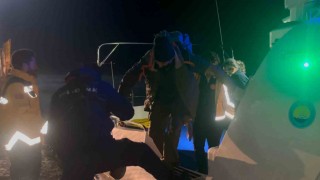 Bozcaada demir sahasında demirli tankerde rahatsızlanan bir kişi sahil güvenlik ekiplerince tahliye edildi