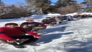 Bu köyde 7den 70e herkes kızak yarışı yapıyor