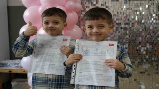 Bu okulda 16 ikiz öğrenci karne heyecanı yaşadı