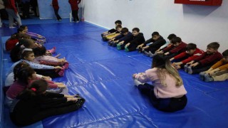 Bu okulun öğrencileri ders sonrası soluğu atölye ve spor salonlarında alıyor