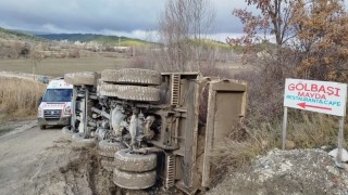 Burdurda devrilen hafriyat kamyonundan burnu kanamadan çıktı