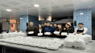 Burhaniyede üniversitelilerden ihtiyaç sahiplerine anlamlı destek
