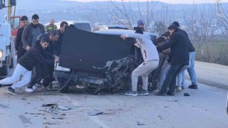Bursada kamyon ile otomobil kafa kafaya çarpıştı: Araçta sıkışan sürücüyü vatandaşlar kurtardı