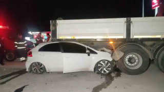 Bursada otomobil tırın altına girdi: 2 yaralı