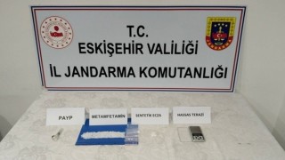 Bursadan Eskişehire uyuşturucu madde getiren şahsı jandarma yakaladı