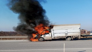 Büyükbaş hayvan yüklü kamyonet alev alev yandı