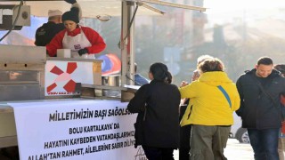 Büyükşehir yangında hayatını kaybedenler için lokma dağıttı