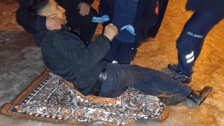 Buz tutan yoldan düşen genç ayağını kırdı