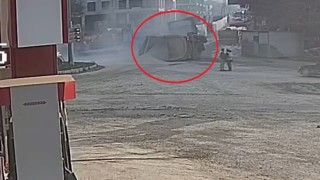 Çakıl yüklü hafriyat kamyonunun virajı alamayıp devrildiği anlar kamerada