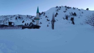 Cami lojmanının üzerine çığ düştü
