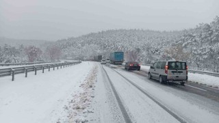 Çanakkalenin Korudağ mevkisinde trafik kontrollü olarak sağlanıyor