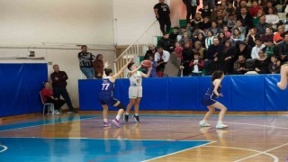 Ceyhan Belediye Basketbol Akademisi liderlik koltuğunu bırakmıyor