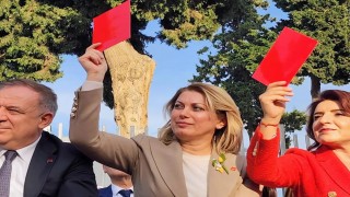 CHP’li Kaya, Kırmızı Kart Gösterdi