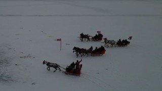 Çıldır Gölünde atlı kızak heyecanı