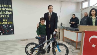Çocuk Gazeteciler Yarışıyor Projesinde dereceye giren öğrencilere bisiklet hediye edildi