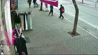 Çocuk kapkaççı güvenlik kamerasında