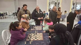 Çocuklar aileleri ile santraç oynadı