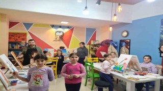 Çocuklar sömestr tatilinde resim çizerek keyifli zaman geçiyor