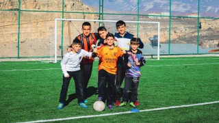Çocukların futbol aşkı Valiyi arattı