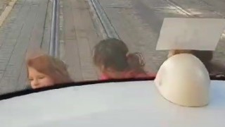 Çocukların tramvaydaki tehlike oyunu görenleri hayrete düşürdü